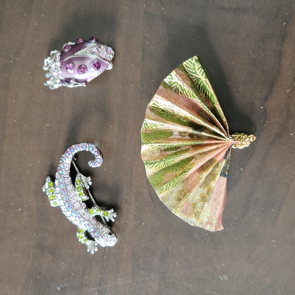 2/40 jewelry.. 3 great brooches to add to your jacket or top